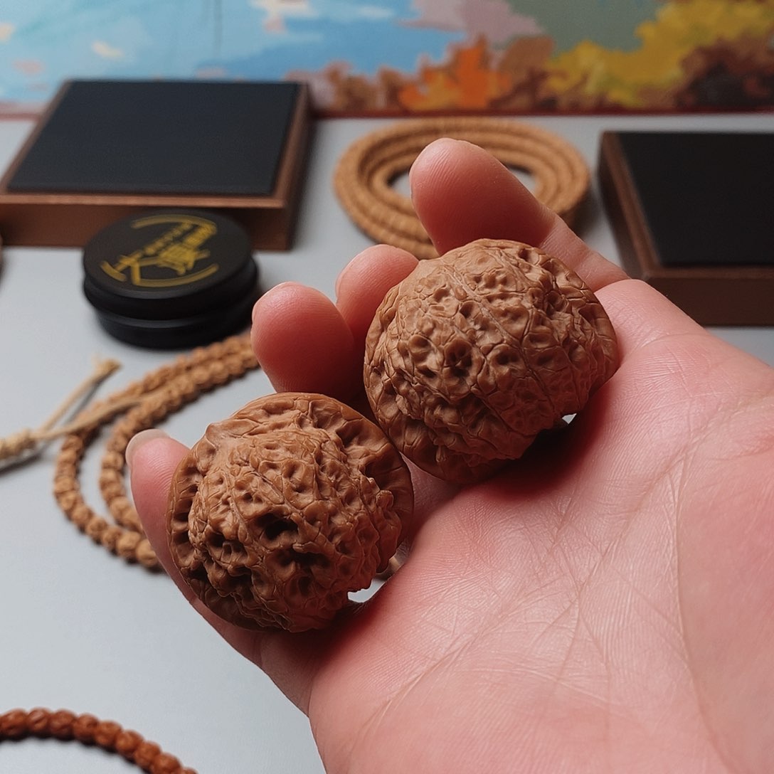 文玩核桃吊坠血麒麟