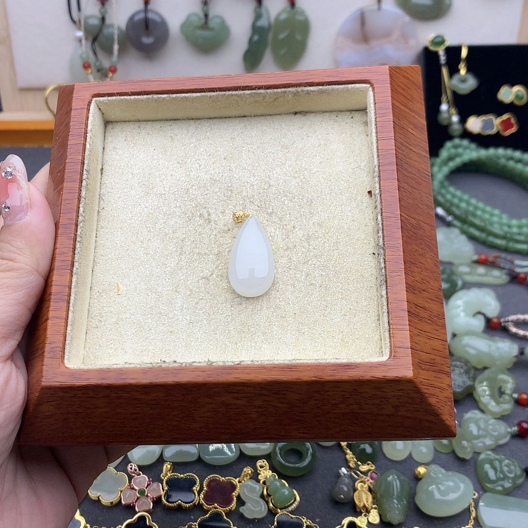 和田玉吊坠(不含链)18K金镶嵌