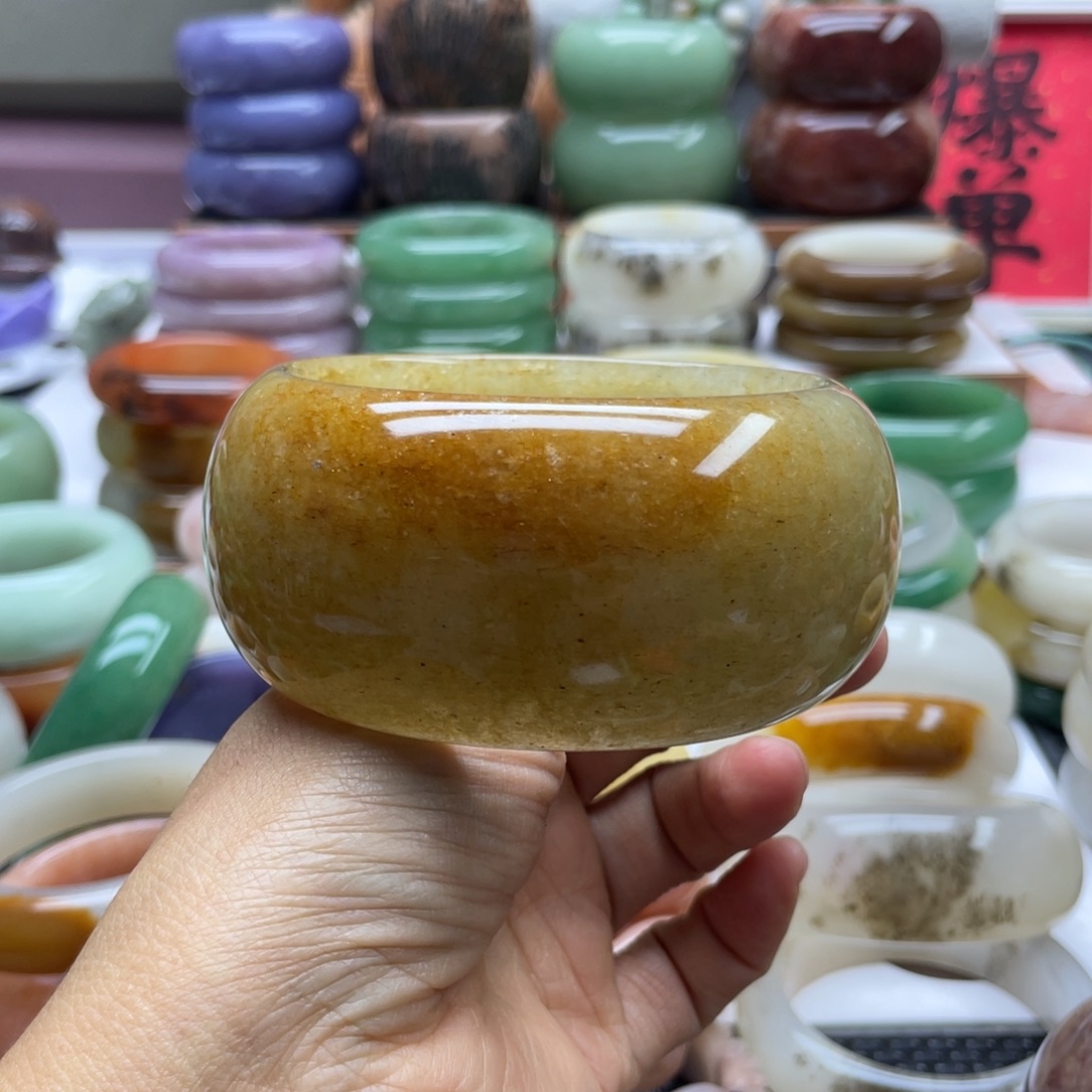 飞****石英岩玉未镶嵌手镯