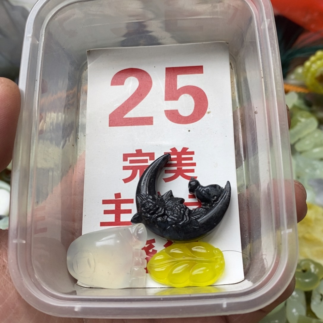 蛇纹石玉挂坠未镶嵌