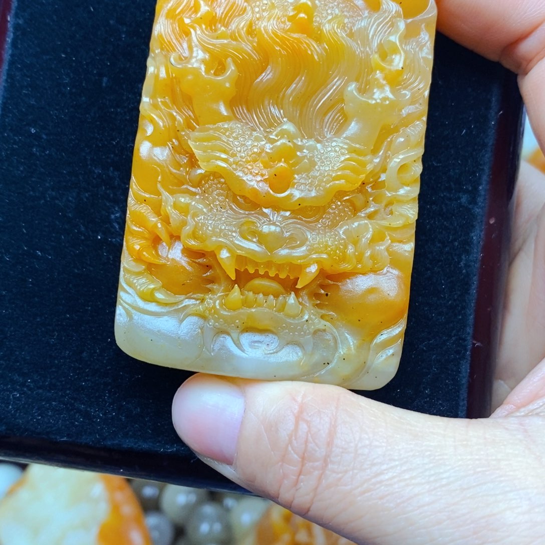 石英质玉（黄龙玉）未镶嵌颈饰