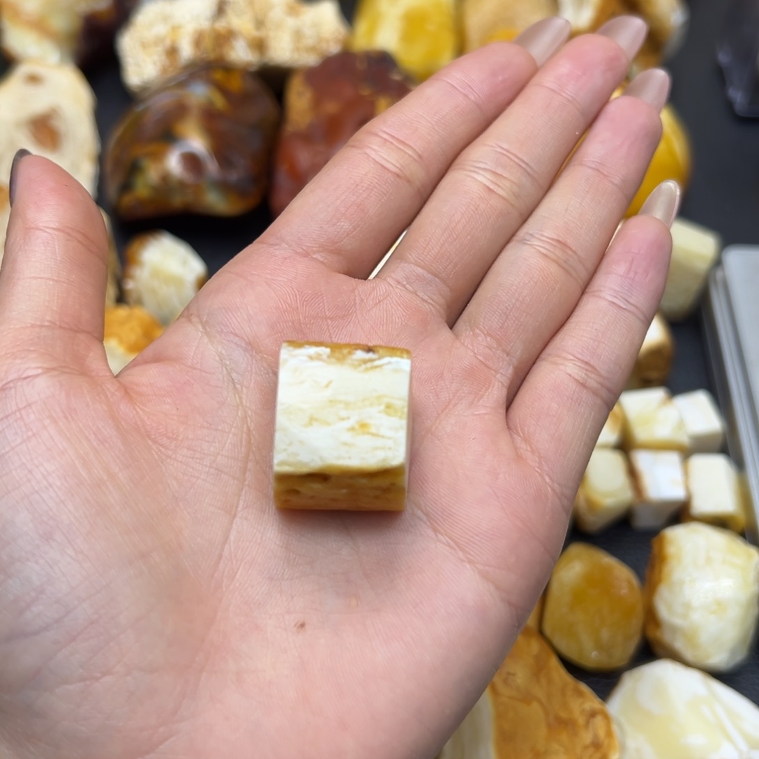 定制琥珀未镶嵌小*哥蜜蜡