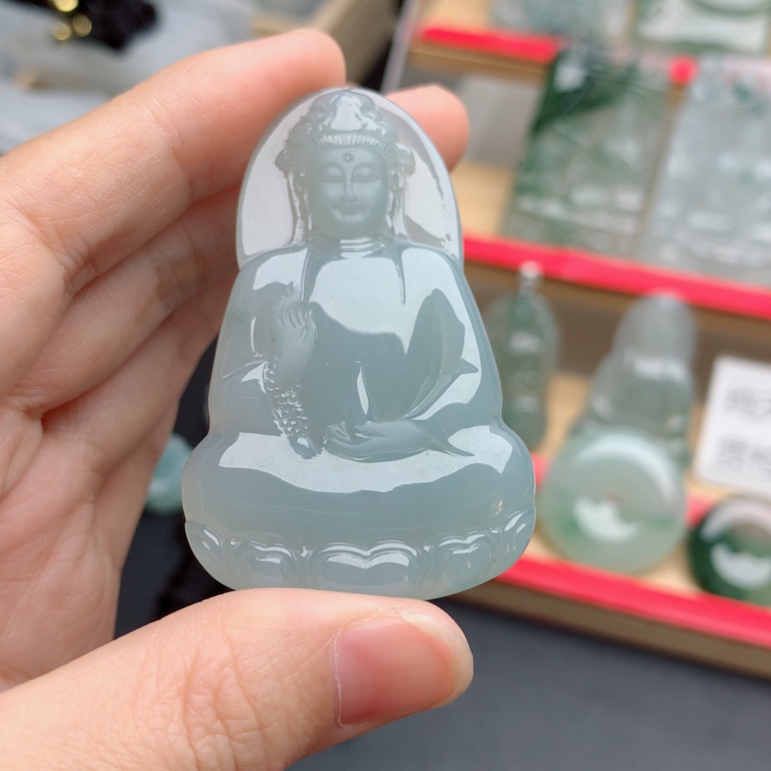 王***儿翡翠未镶嵌颈饰素衣