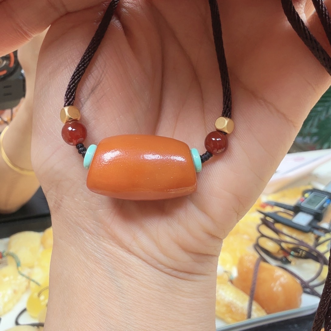 琥珀裸石未镶嵌……