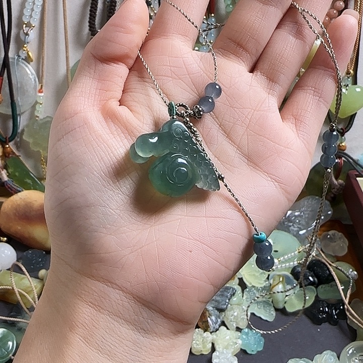 只***往蛇纹石玉合金颈饰