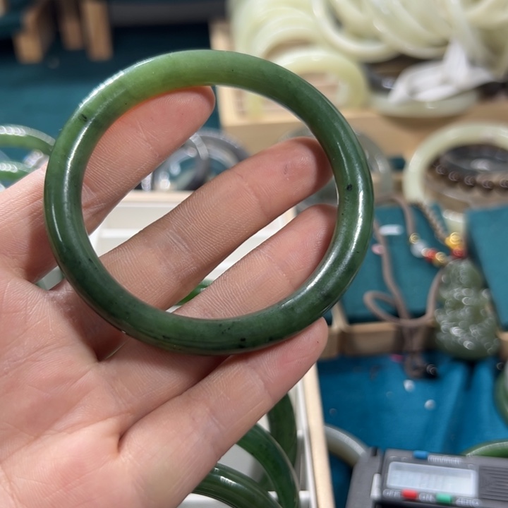 和田玉手镯未镶嵌绿*石