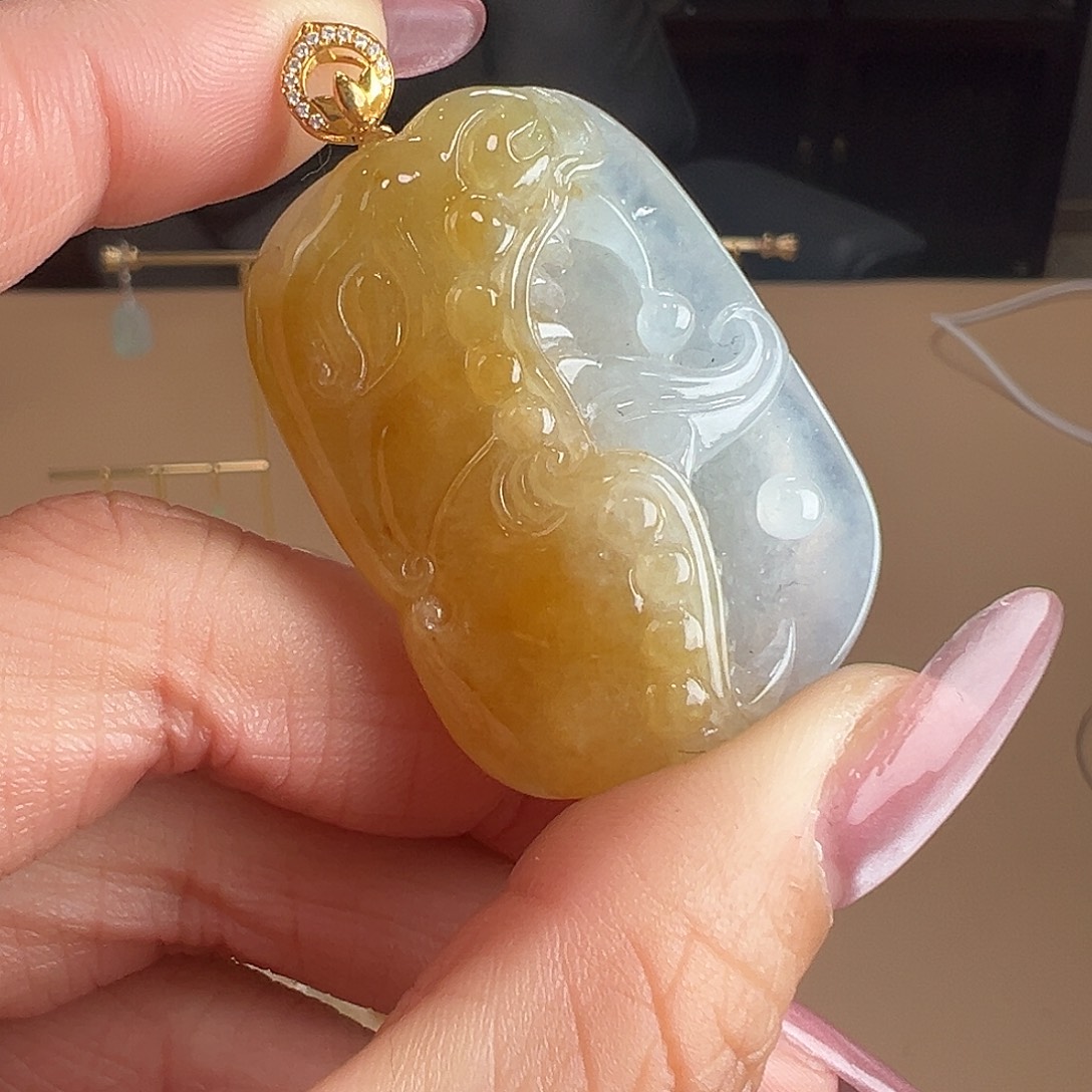 翡翠18K金镶嵌颈饰吊坠
