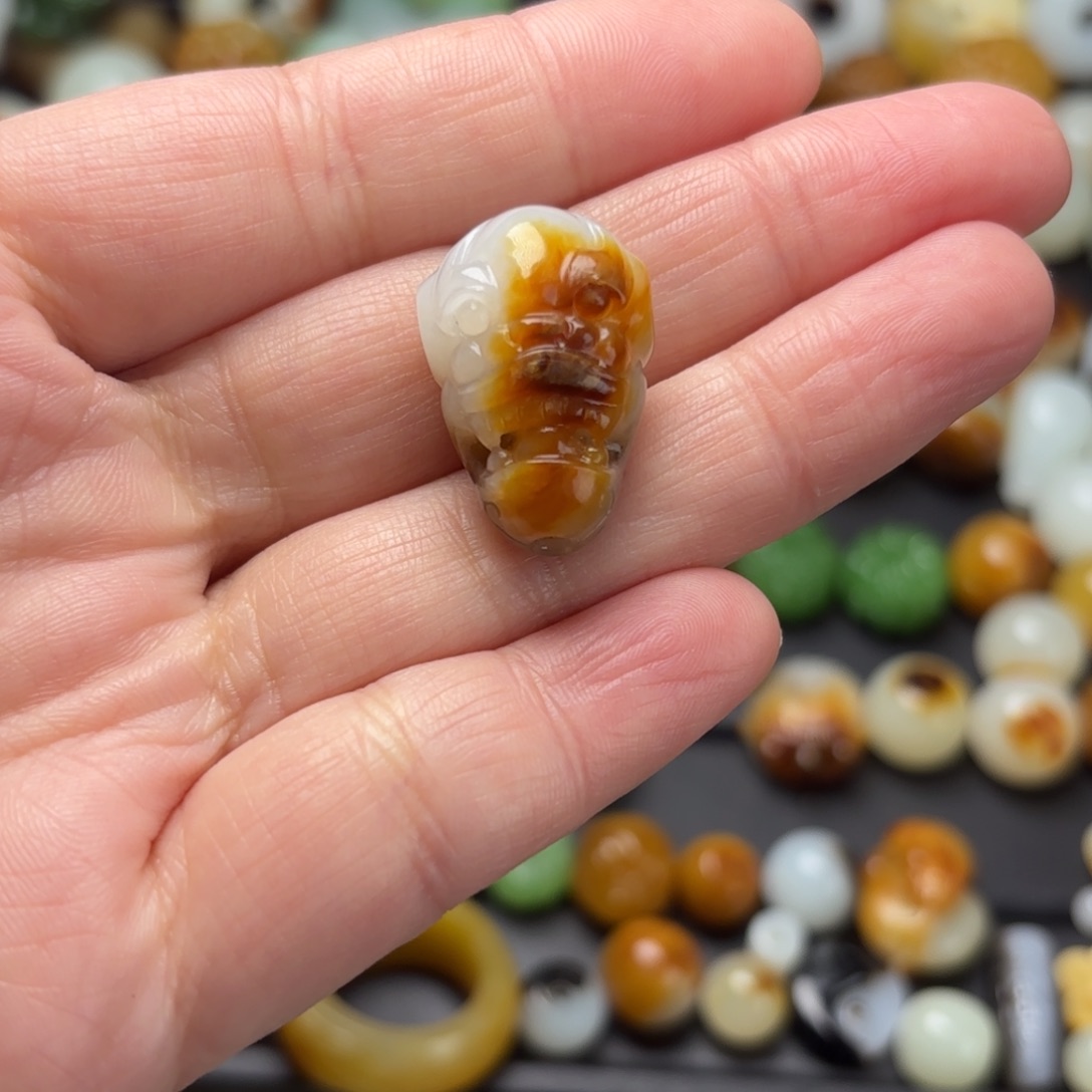 和田玉颈饰未镶嵌记*者