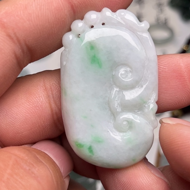 翡翠未镶嵌颈饰如意