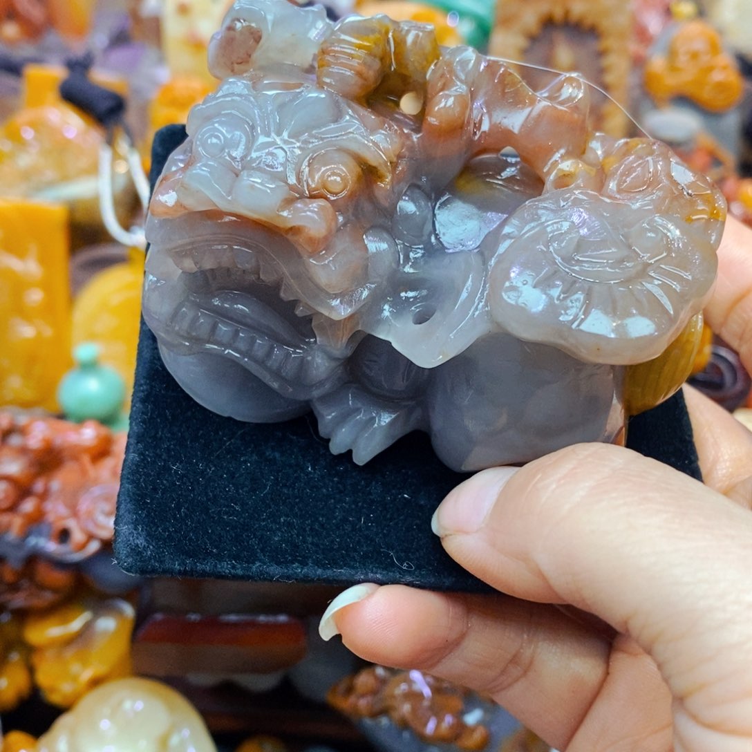 未镶嵌石英质玉（黄龙玉）颈饰