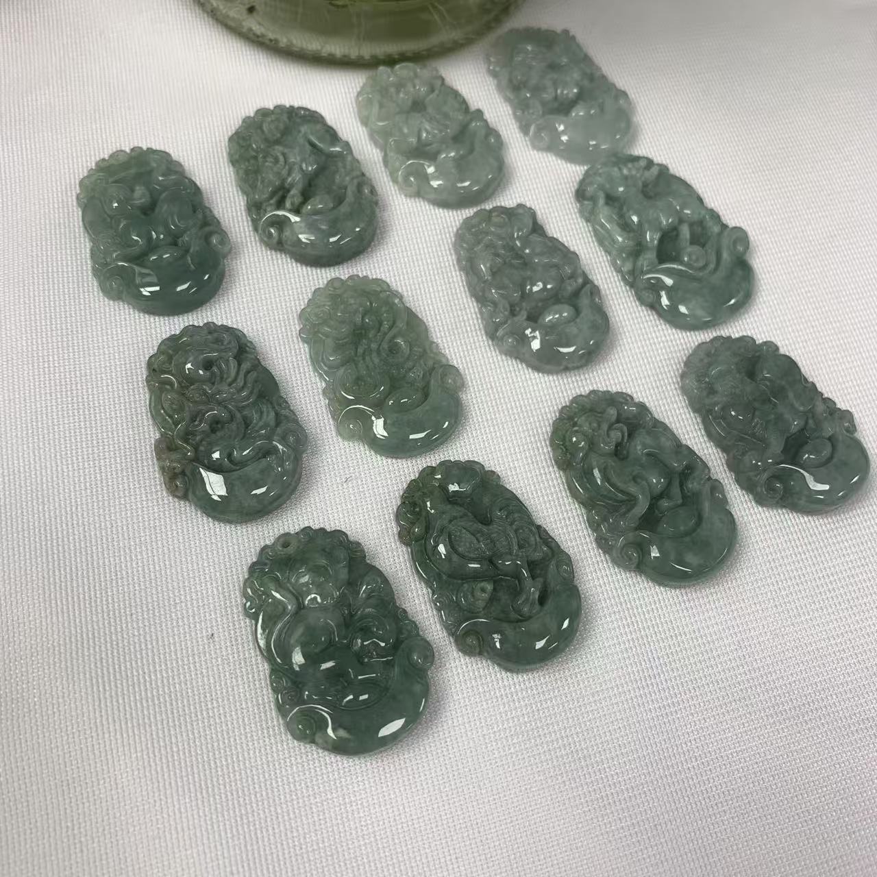 天然A货翡翠十二生肖多种生肖可选精美玉石饰品有微瑕多样发其一