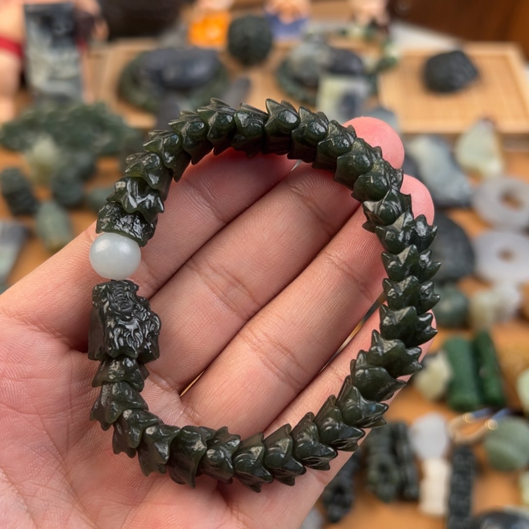 和田玉颈饰未镶嵌十**筋