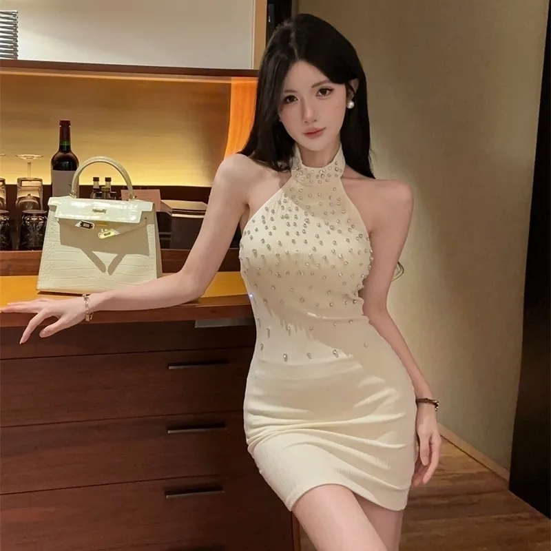 法式千金风重工镶钻挂脖连衣裙女秋冬高级感收腰显瘦打底包臀短裙