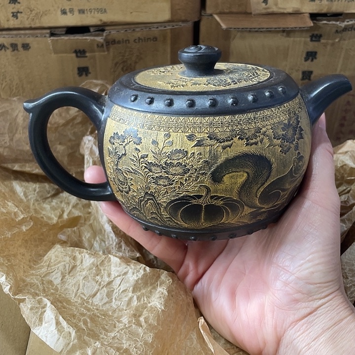 星***里紫砂茶壶原矿泥料手工制作的一把紫砂壶。