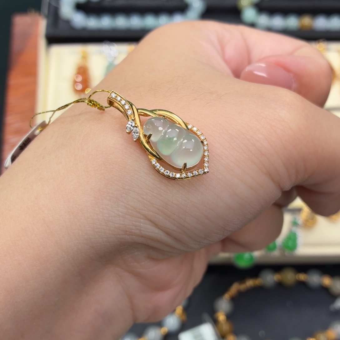 翡翠18K金镶嵌颈饰