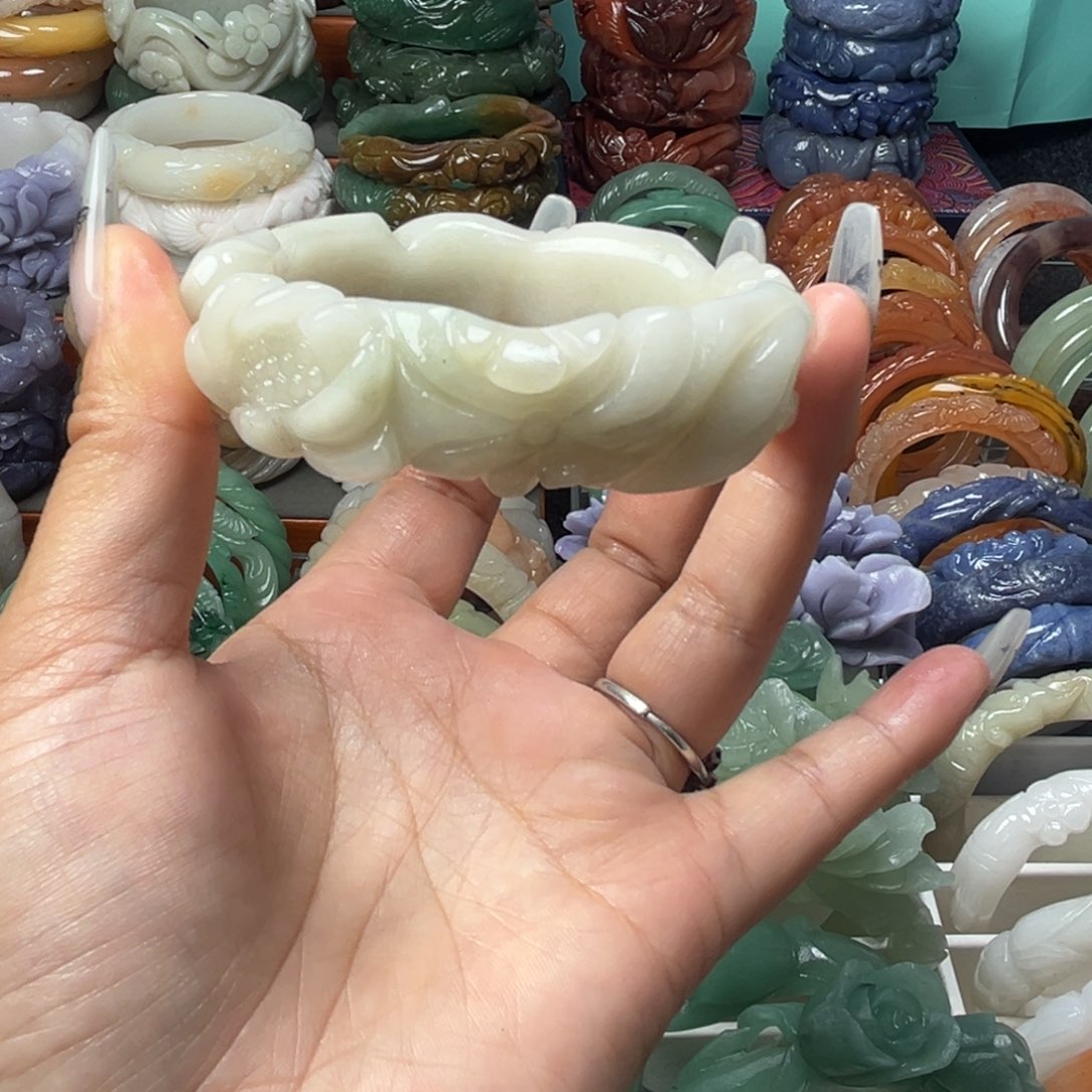 石英质玉未镶嵌雕花手镯