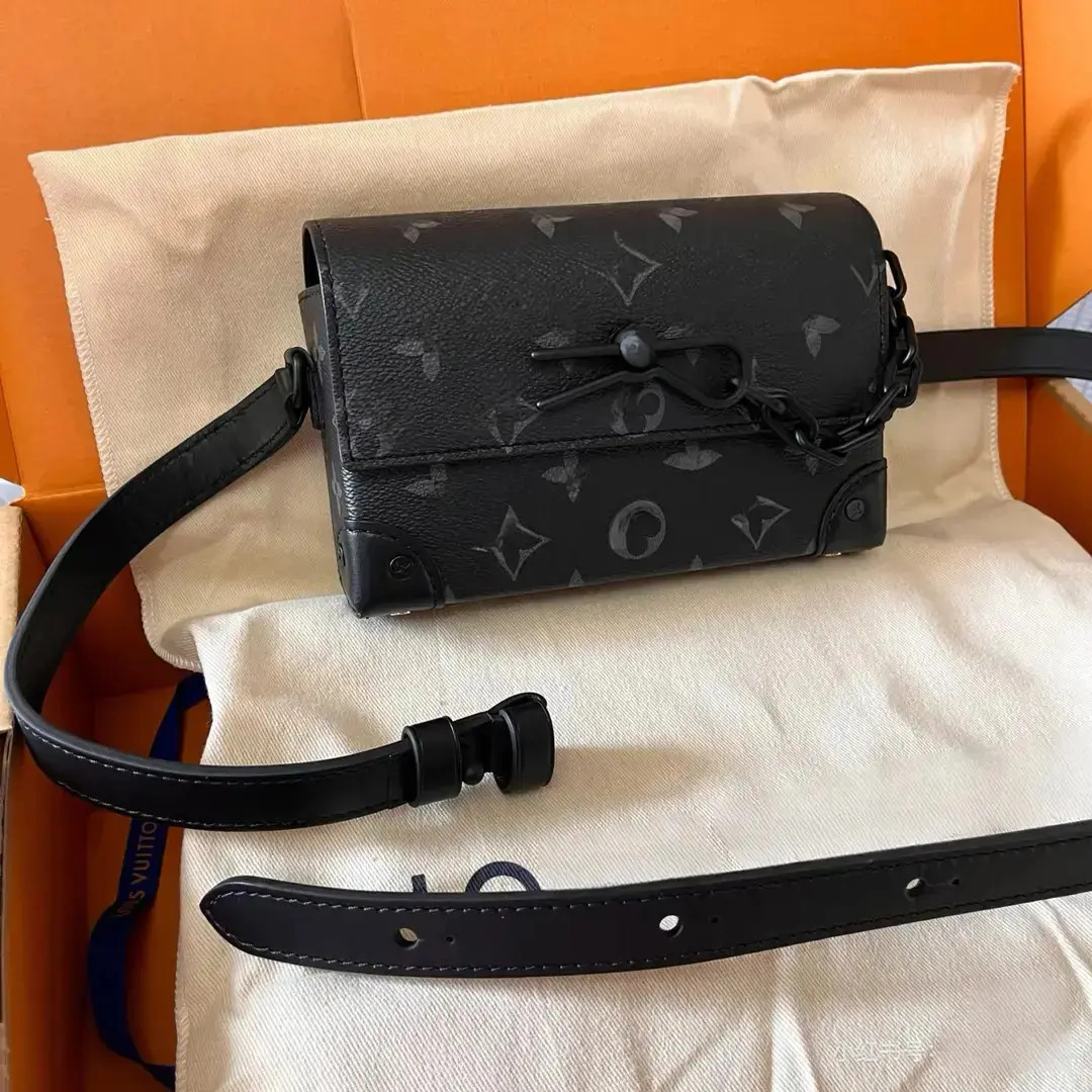 男士斜挎包印花风黑色