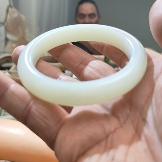 老***邵和田玉未镶嵌手镯