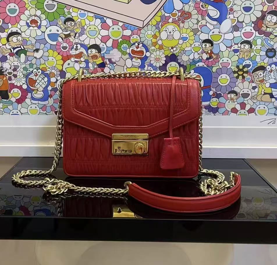 95新 Prada/普拉达 prada红色褶皱翻盖单肩包