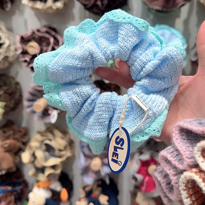 淡蓝色绿边毛线肠圈