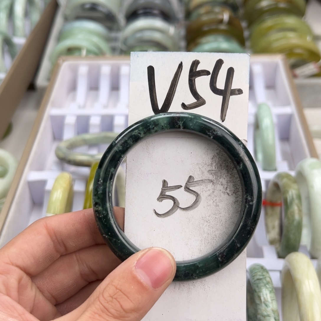 岫玉手镯未镶嵌天然岫玉微瑕，可以正常佩戴