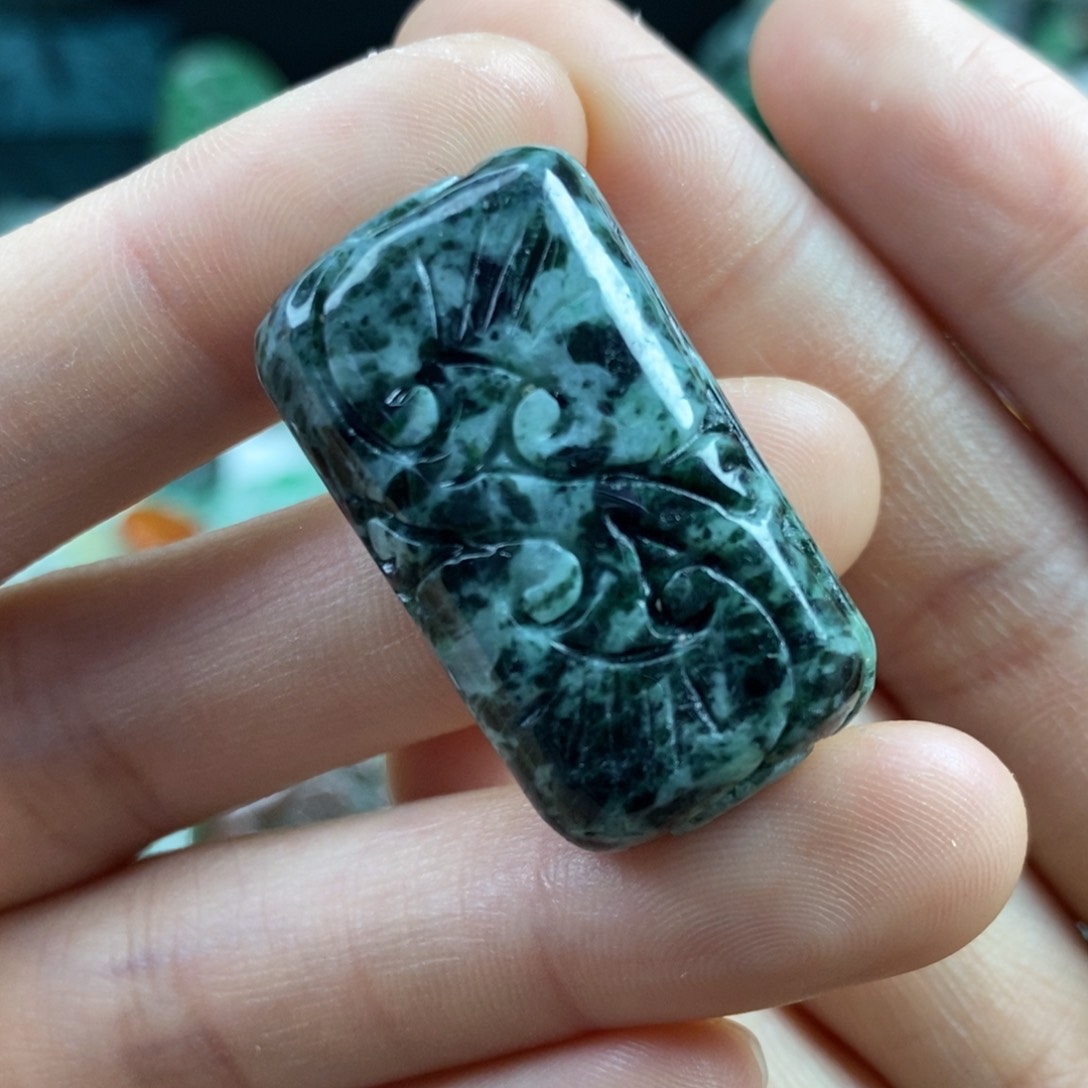 翡翠颈饰未镶嵌吊坠