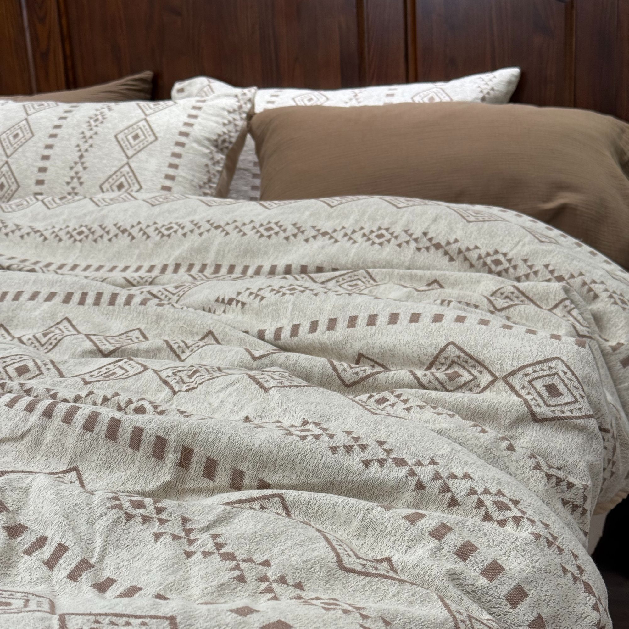 【四月安】新款简约费尔岛复古格色织提花全棉一米八床四件套