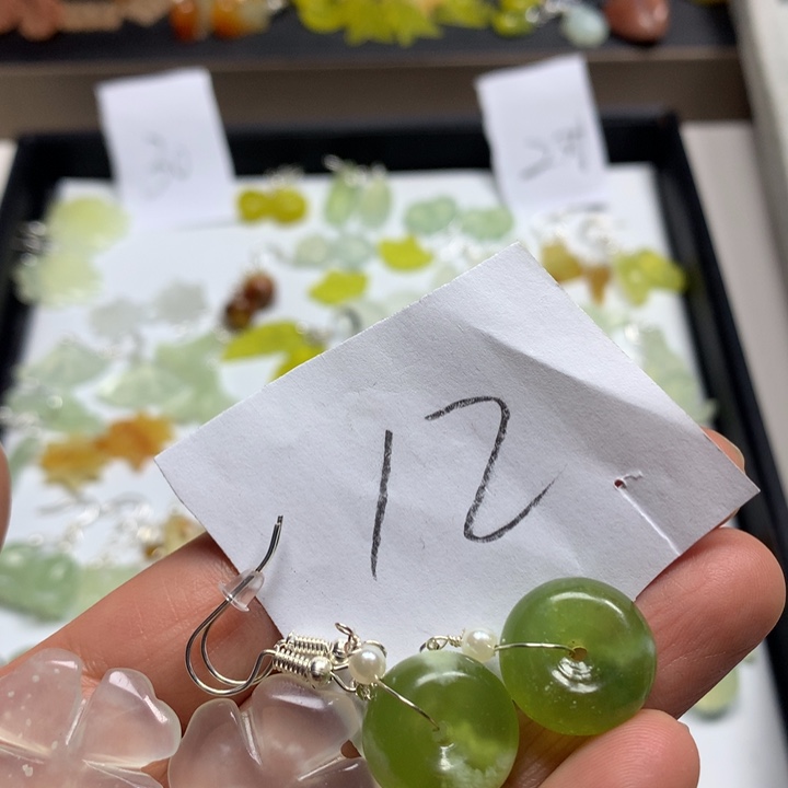 蛇纹石玉耳钉足银镀金镶嵌胖*年