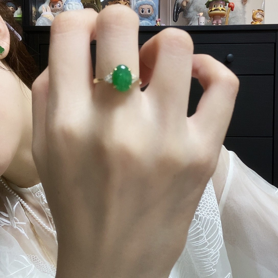 翡翠戒指18K金镶嵌简单