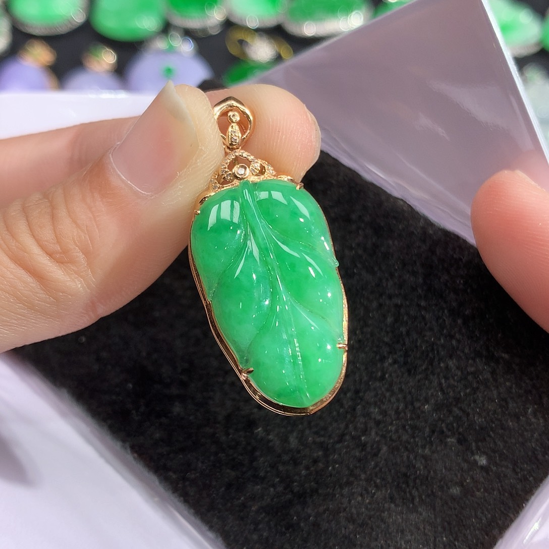 翡翠吊坠(赠链)18K金镶嵌