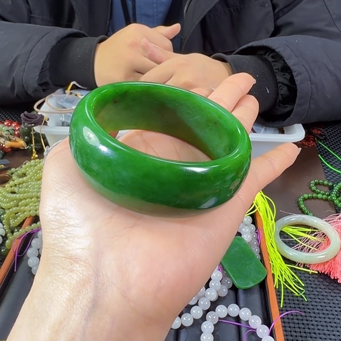 星***星和田玉（碧玉）未镶嵌手镯