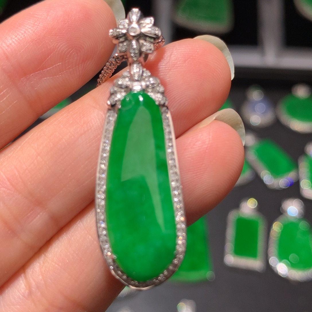 翡翠颈饰18K金镶嵌翡翠