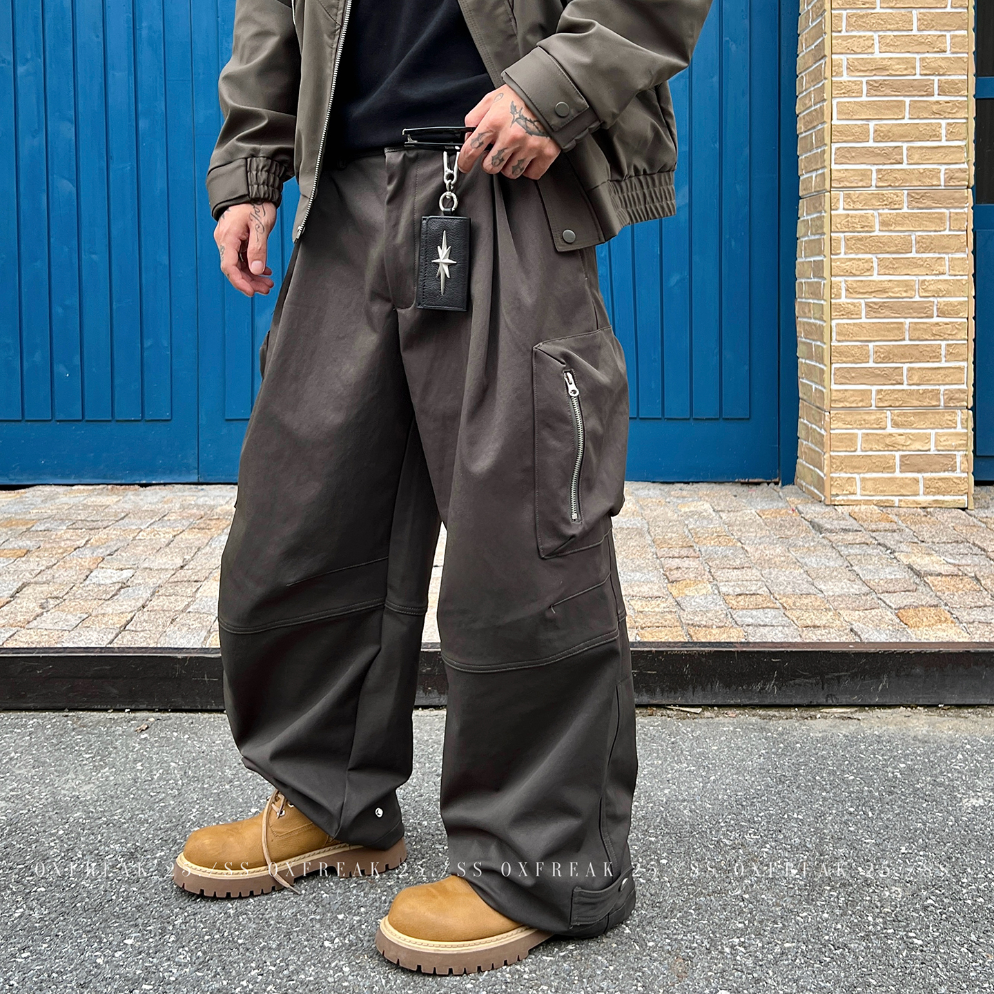 OXFREAK「内收褶 拉链口袋」军绿色工装裤男宽松直筒垂感伞兵裤子