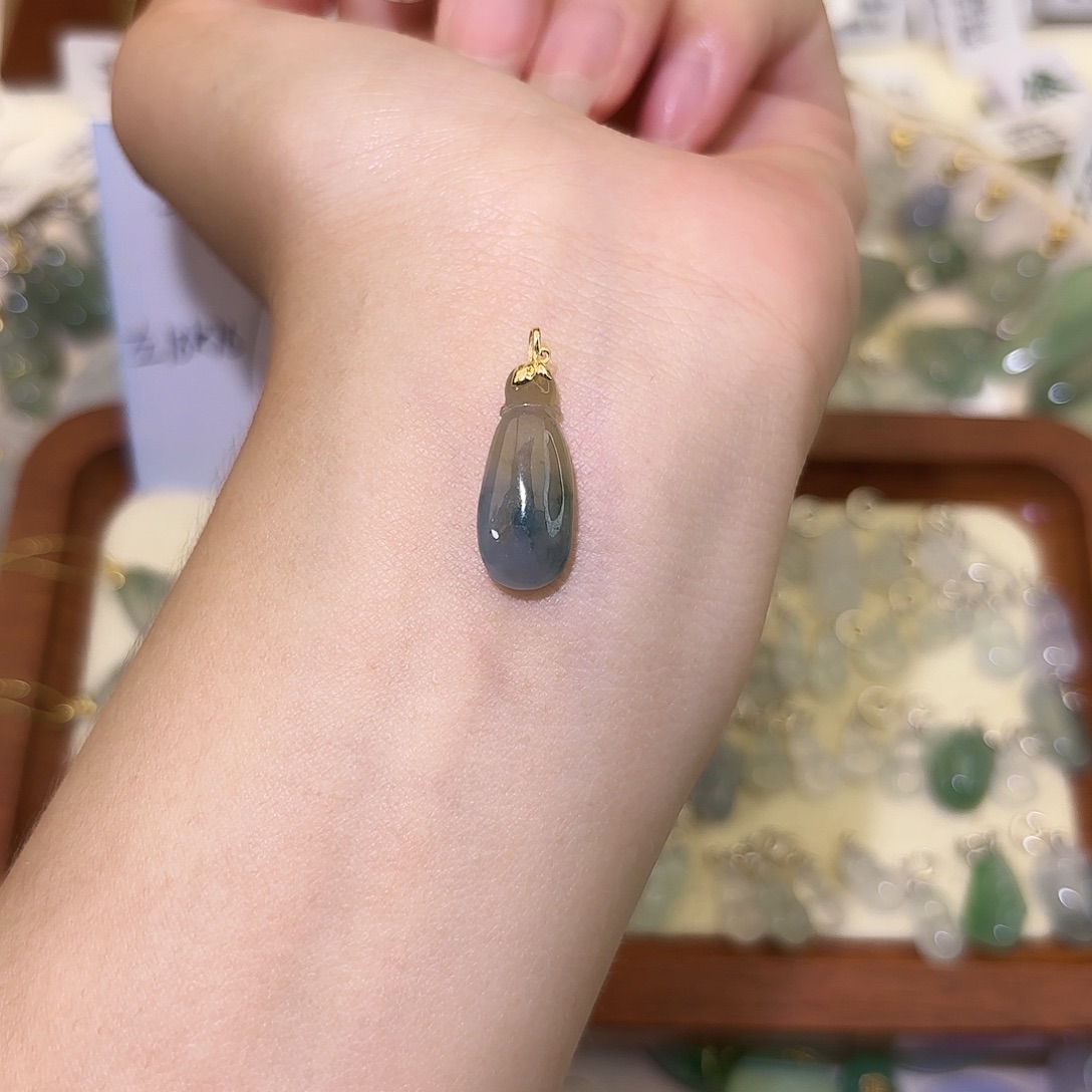 1***.翡翠18K金镶嵌颈饰福瓜