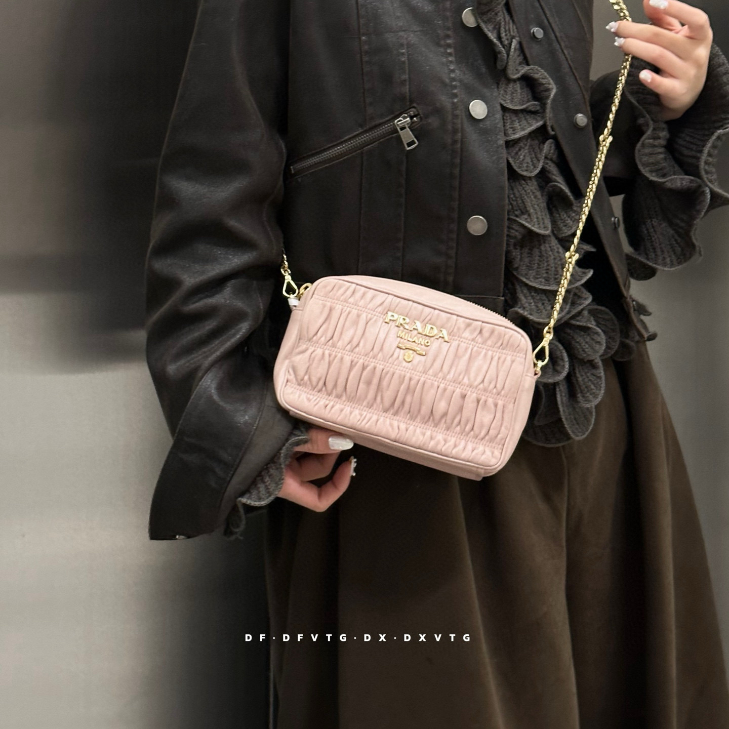 95新 Prada/普拉达 prada 淡粉色褶皱胖丁斜挎包