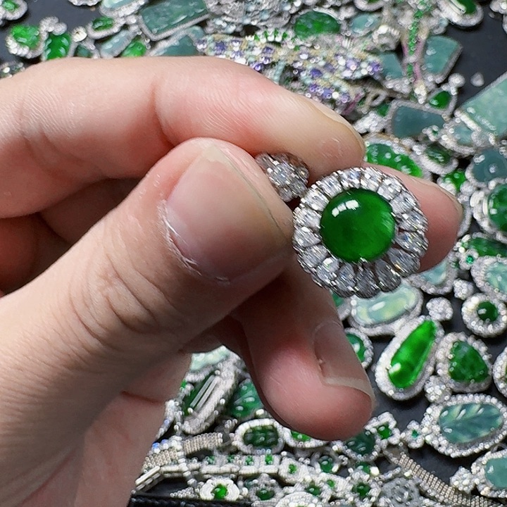 翡翠颈饰未镶嵌天然A货翡翠放漏