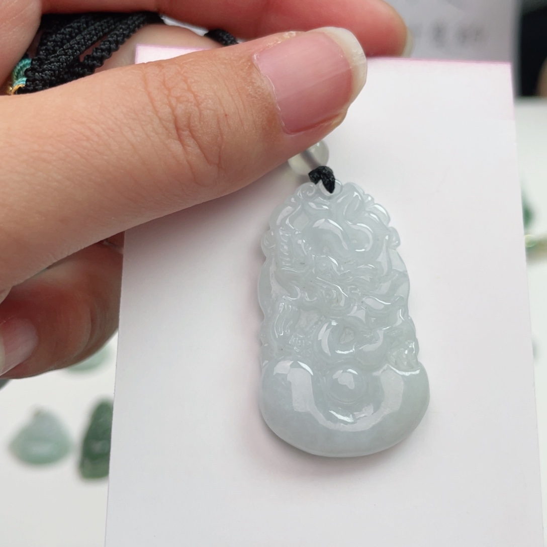 翡翠未镶嵌颈饰龙牌