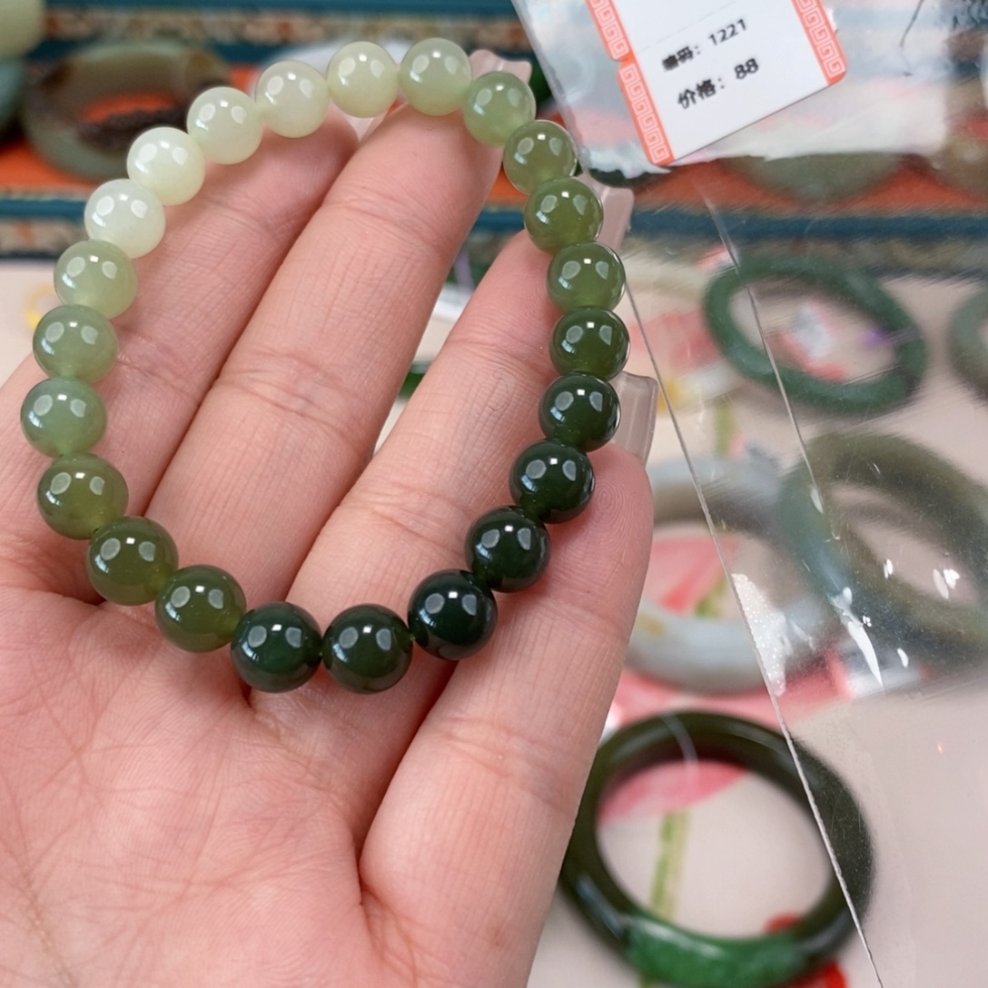 郑***七和田玉未镶嵌手镯珠子回流