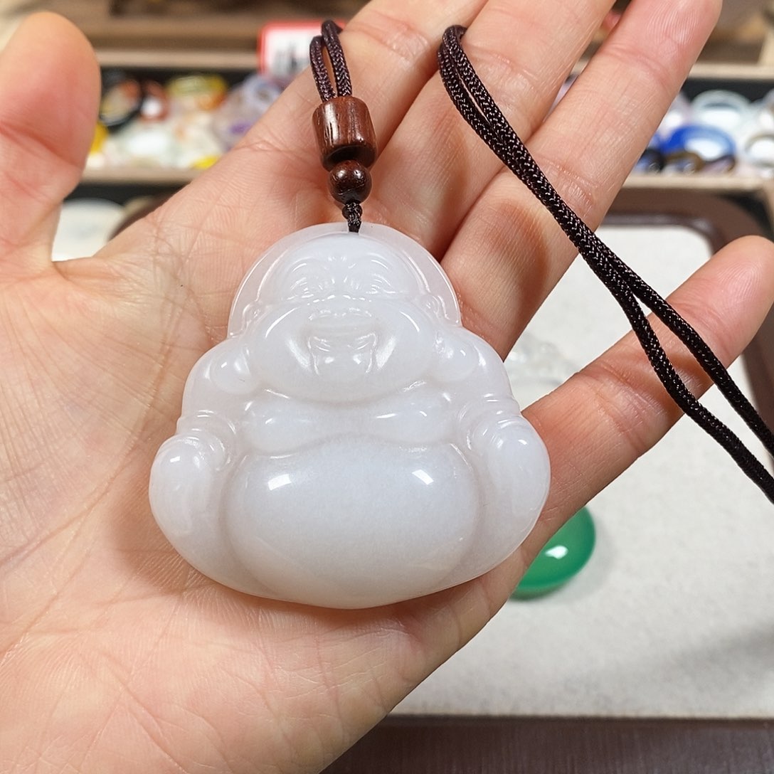 石英质玉颈饰未镶嵌何**。