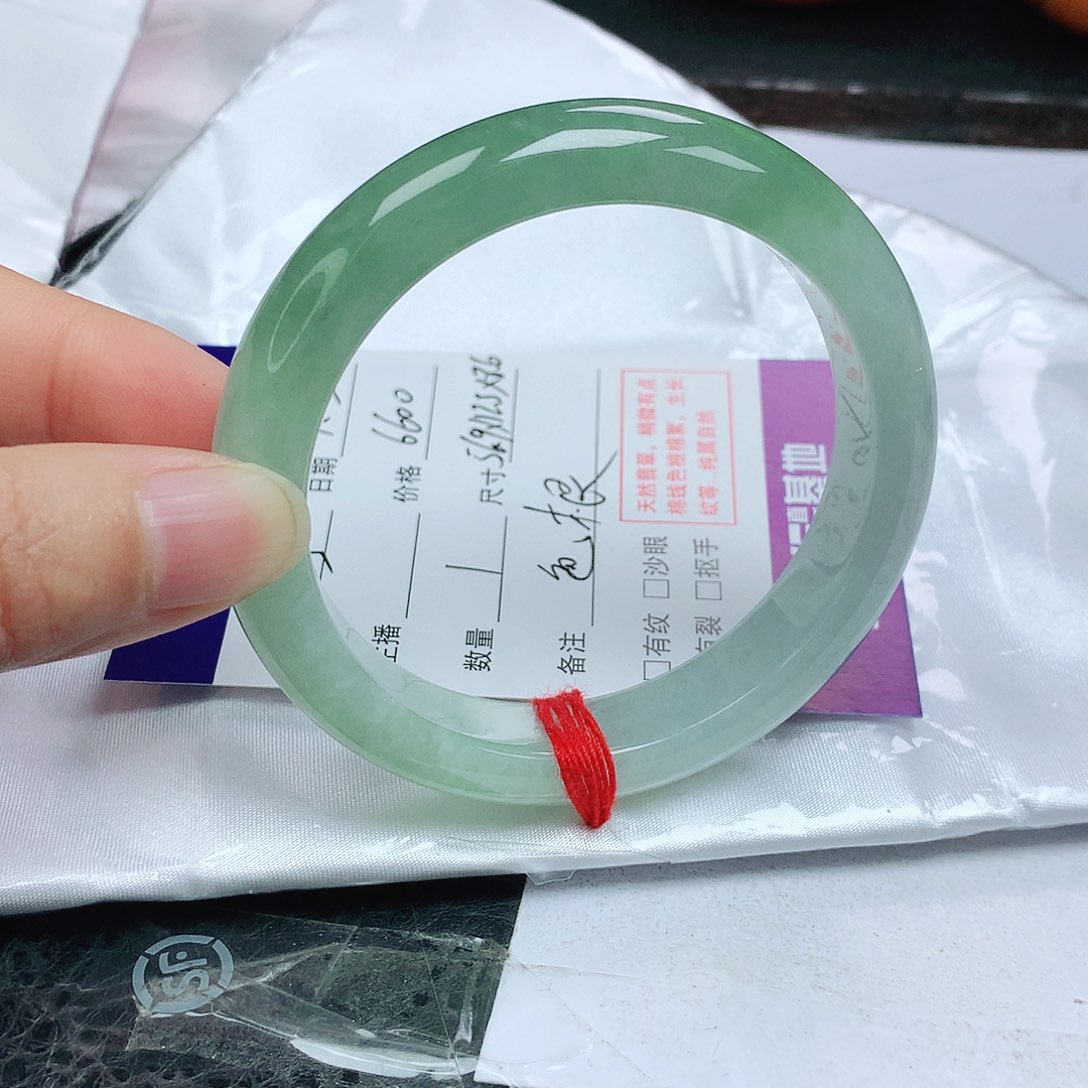 翡翠手镯未镶嵌拿***?正5657