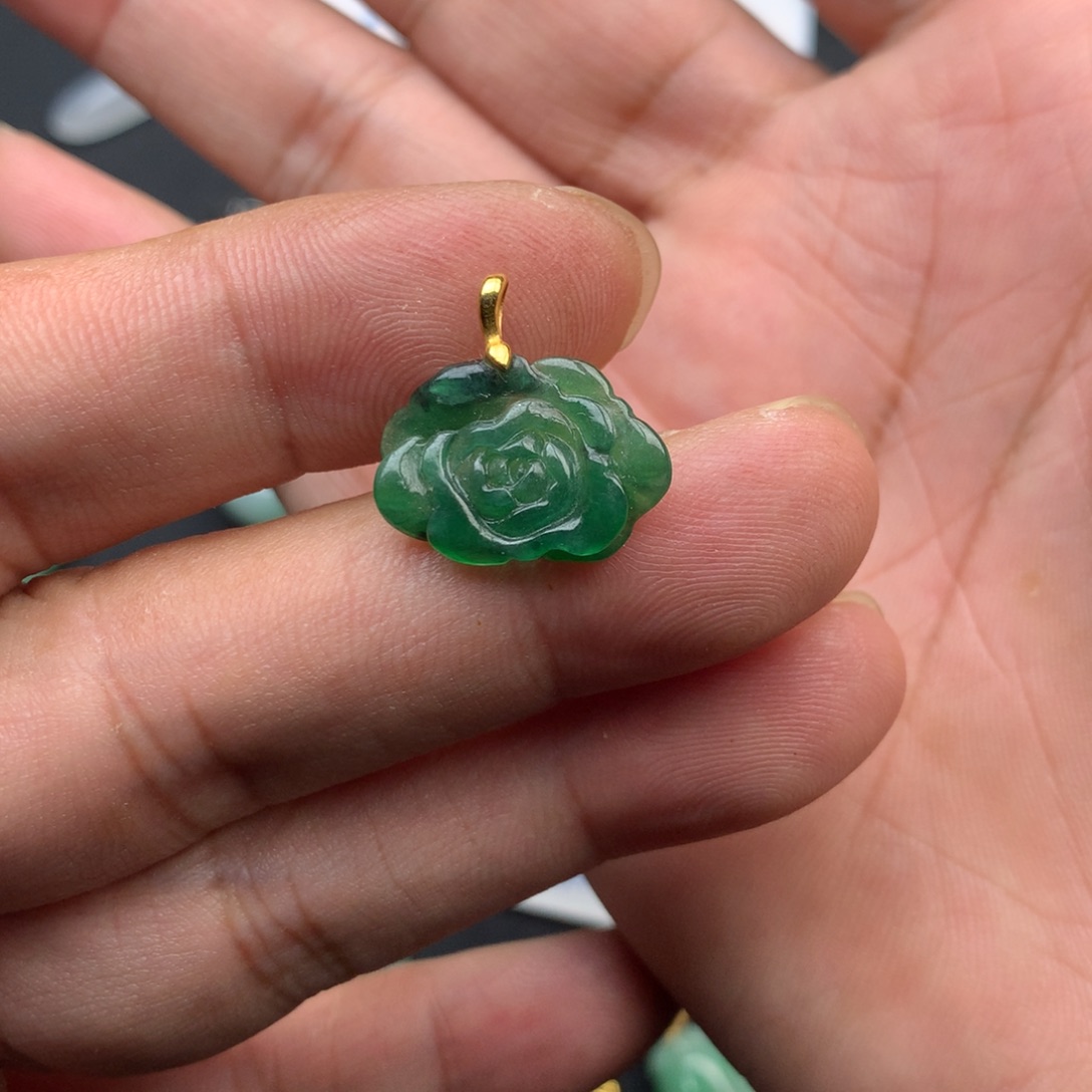 翡翠18K金镶嵌颈饰牡丹花