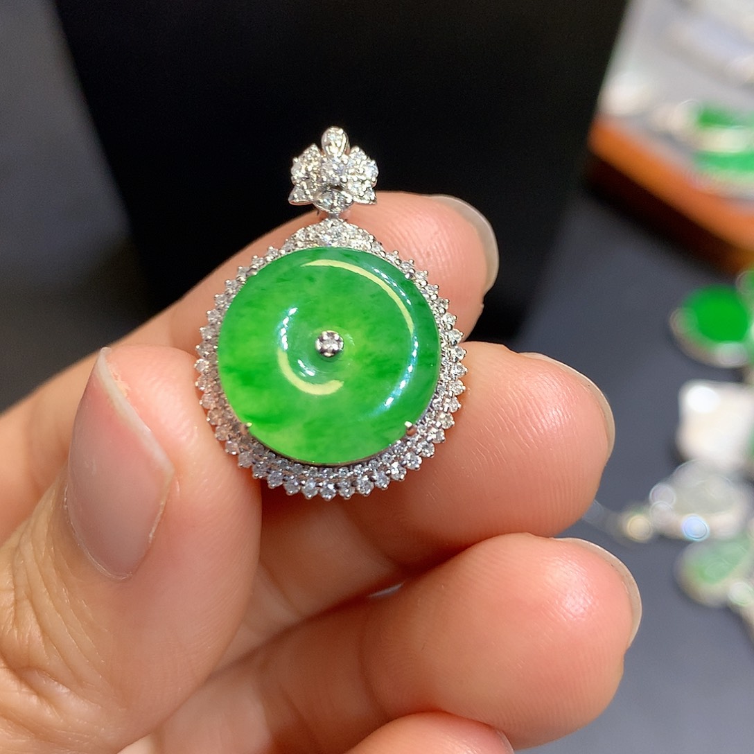 翡翠吊坠(不含链)18K金镶嵌