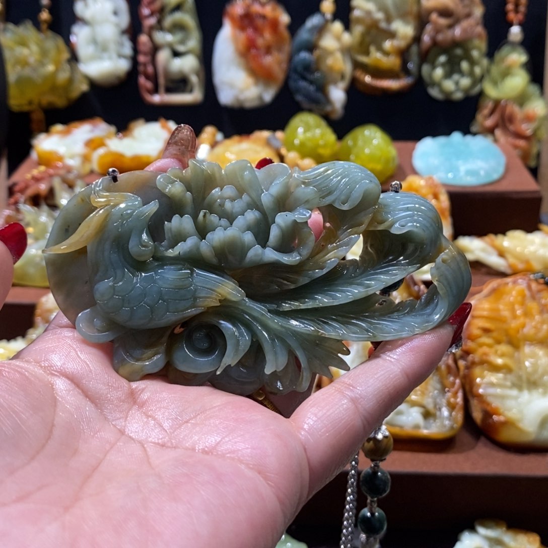 蛇纹石玉颈饰未镶嵌