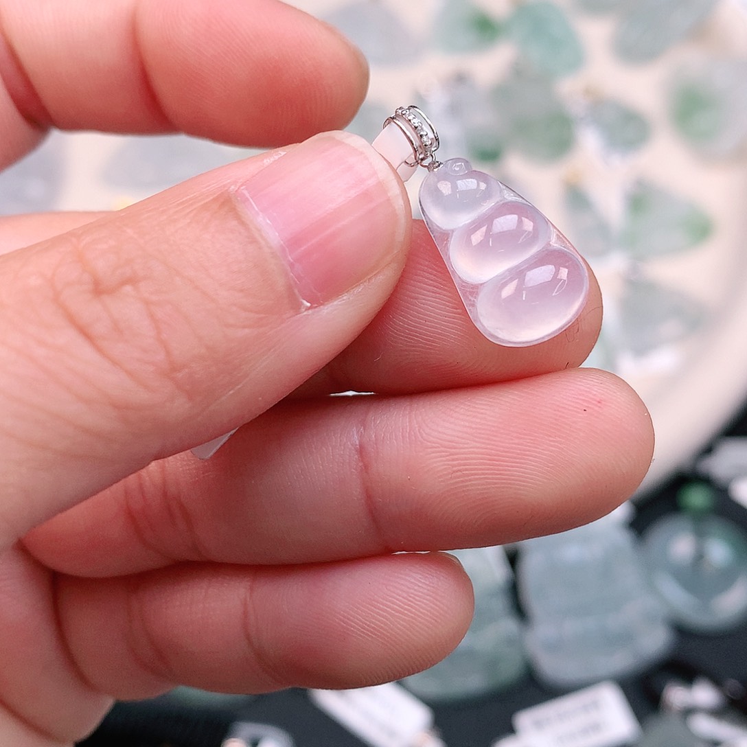 翡翠颈饰18K金镶嵌高冰小豆