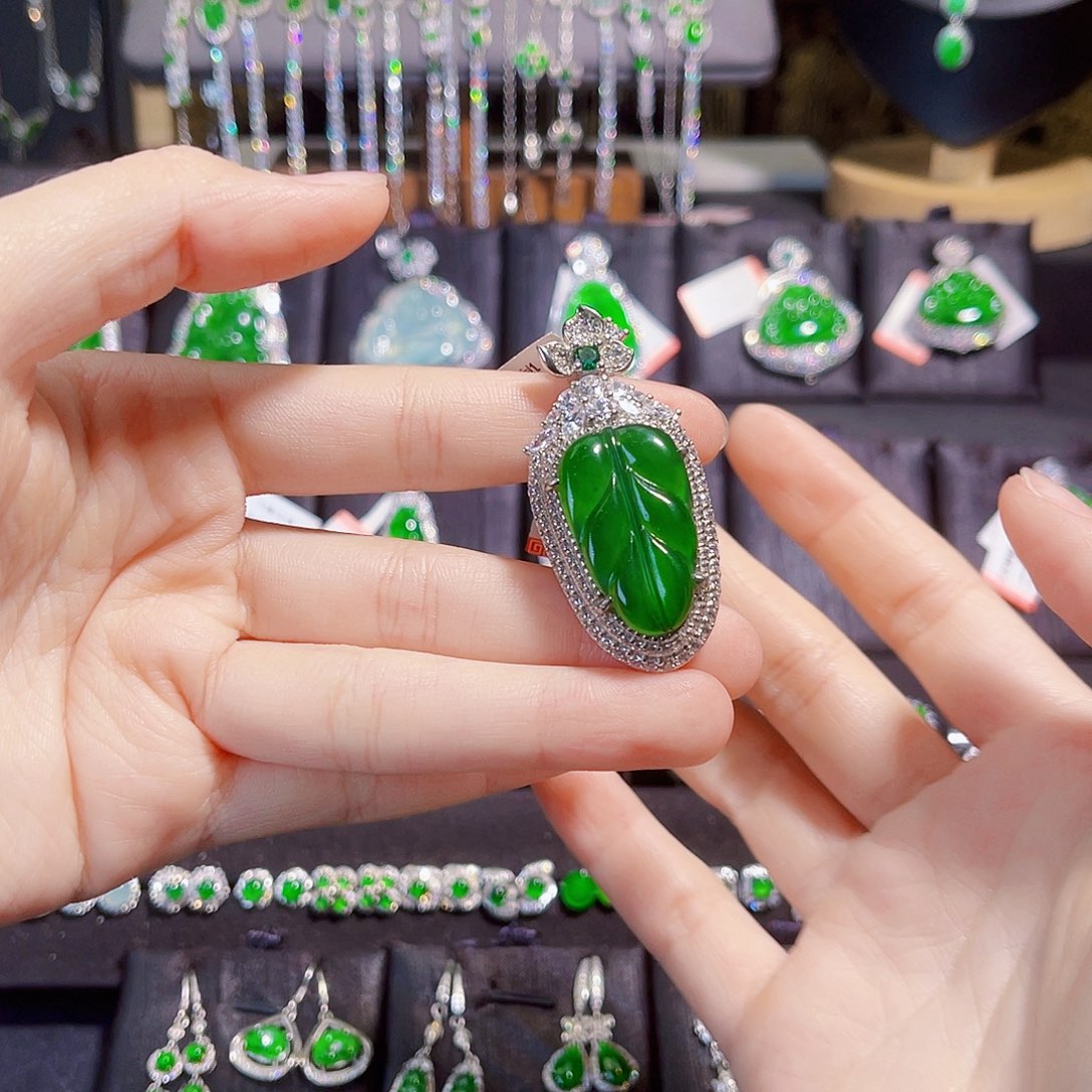 翡翠银S925镶嵌颈饰叶子