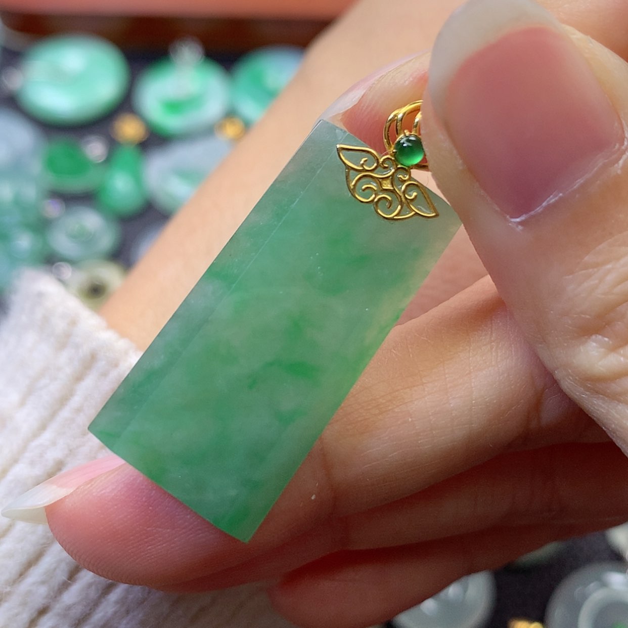 【闪购商品】吊坠(赠链)18K金镶嵌翡翠