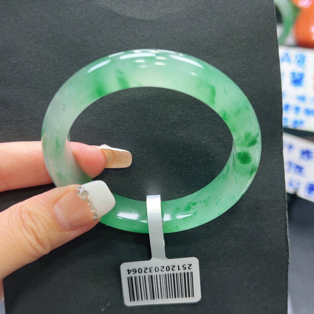 越****石英质玉（非洲翠）未镶嵌手镯