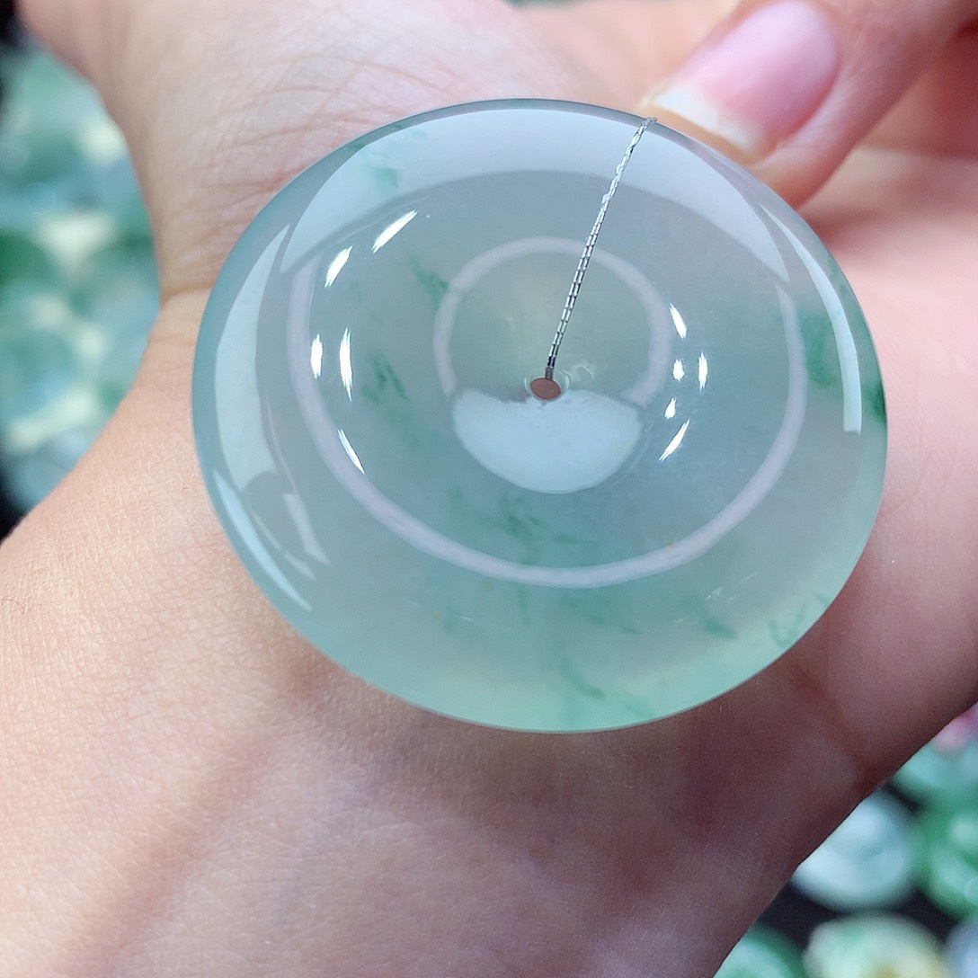 翡翠颈饰未镶嵌编号138。尺寸35.7-6.3