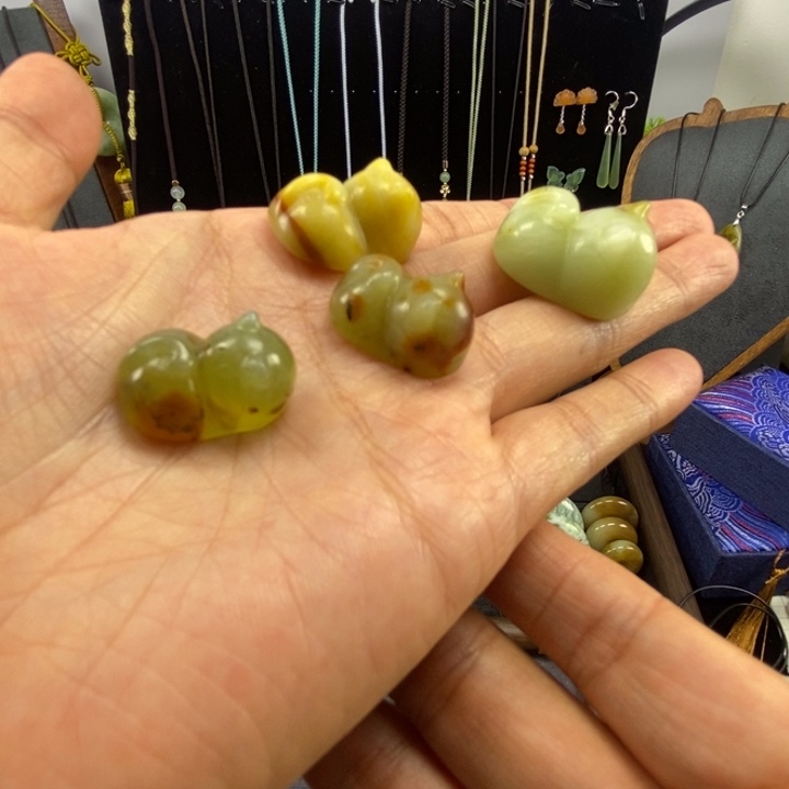 岫玉未镶嵌颈饰一个趴趴猫