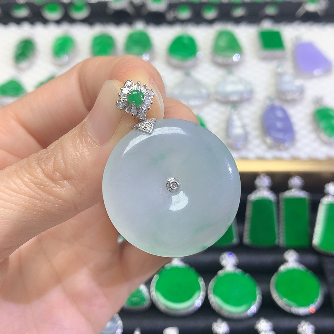 颈饰18K金镶嵌翡翠吊坠